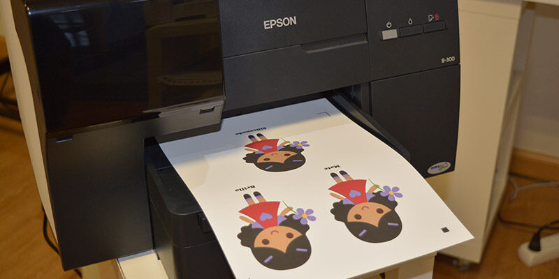 Cómo funciona una impresora de etiquetas para ropa?