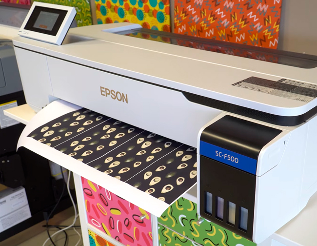 Impresora de inyección de tinta de gran formato que trabaja en papel de  vinilo en el lugar de trabajo