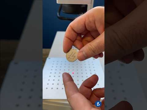 Gravure laser sur métal. Médaille personnalisée en acier